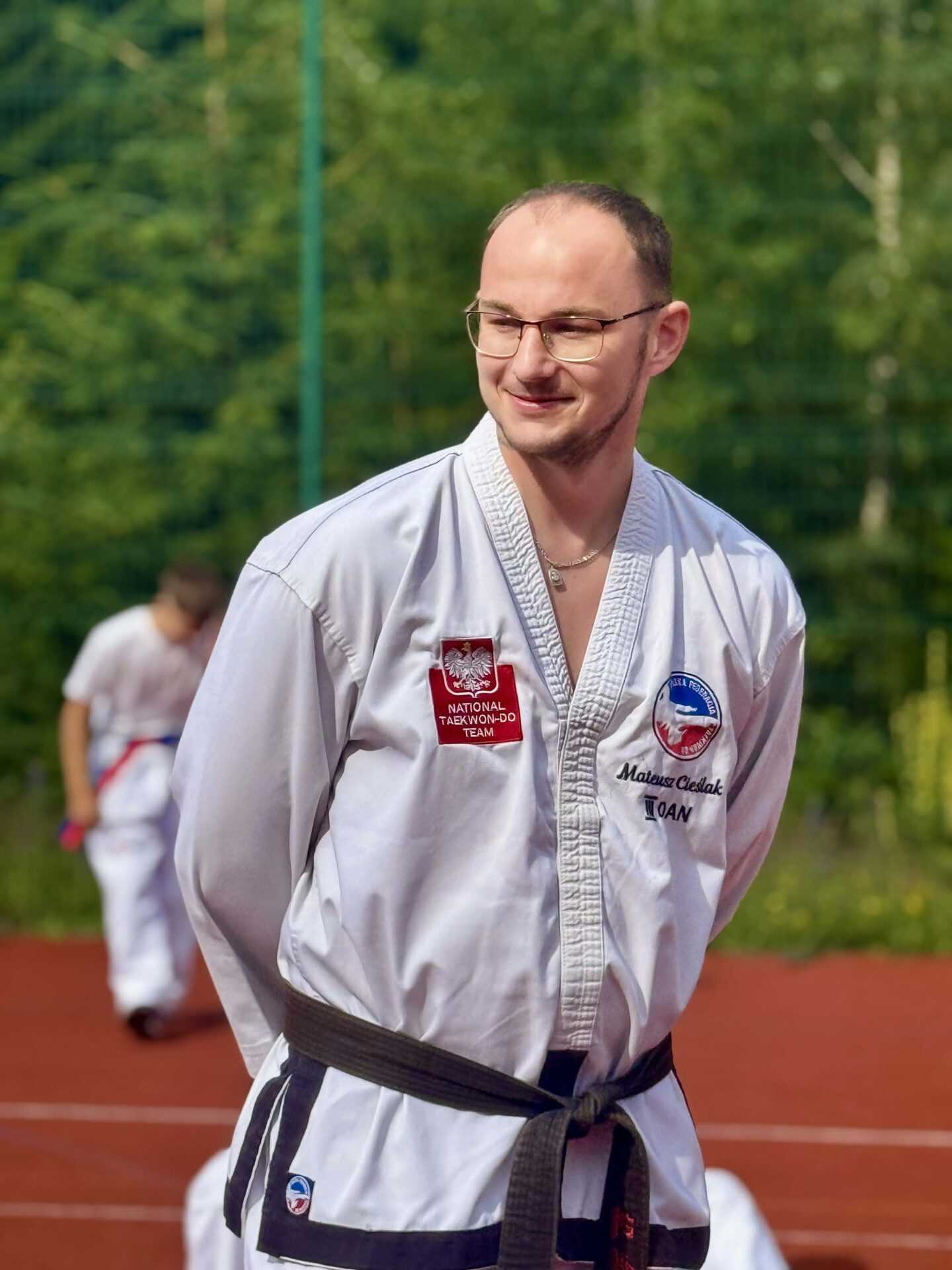 Zdjęcie przedstawia trenera Klubu Taekwon-Do Koryo Mateusz Cieślak